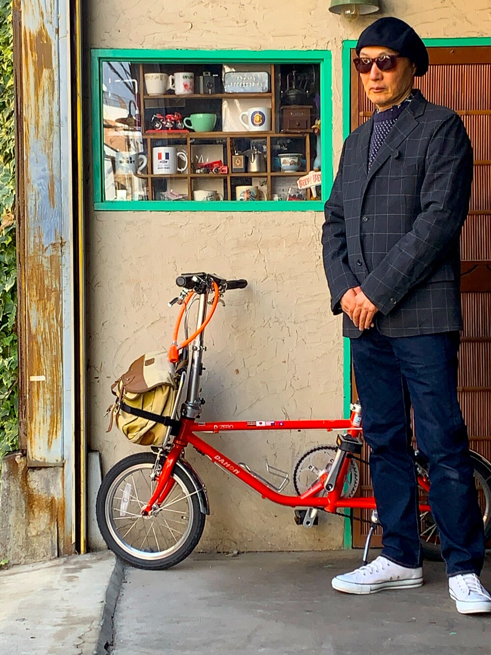 「メンズファッション、シンプル、大人カジュアル、スニーカーコーデ、デニムパンツ、ジャケットスタイル、Levi's」｜「DAHONのアイテム（スポーツグッズ、オレンジ系）」を使った、Zatusyusha  Naniwaさん（メンズ・176cm）の春コーディネートの1枚目の写真