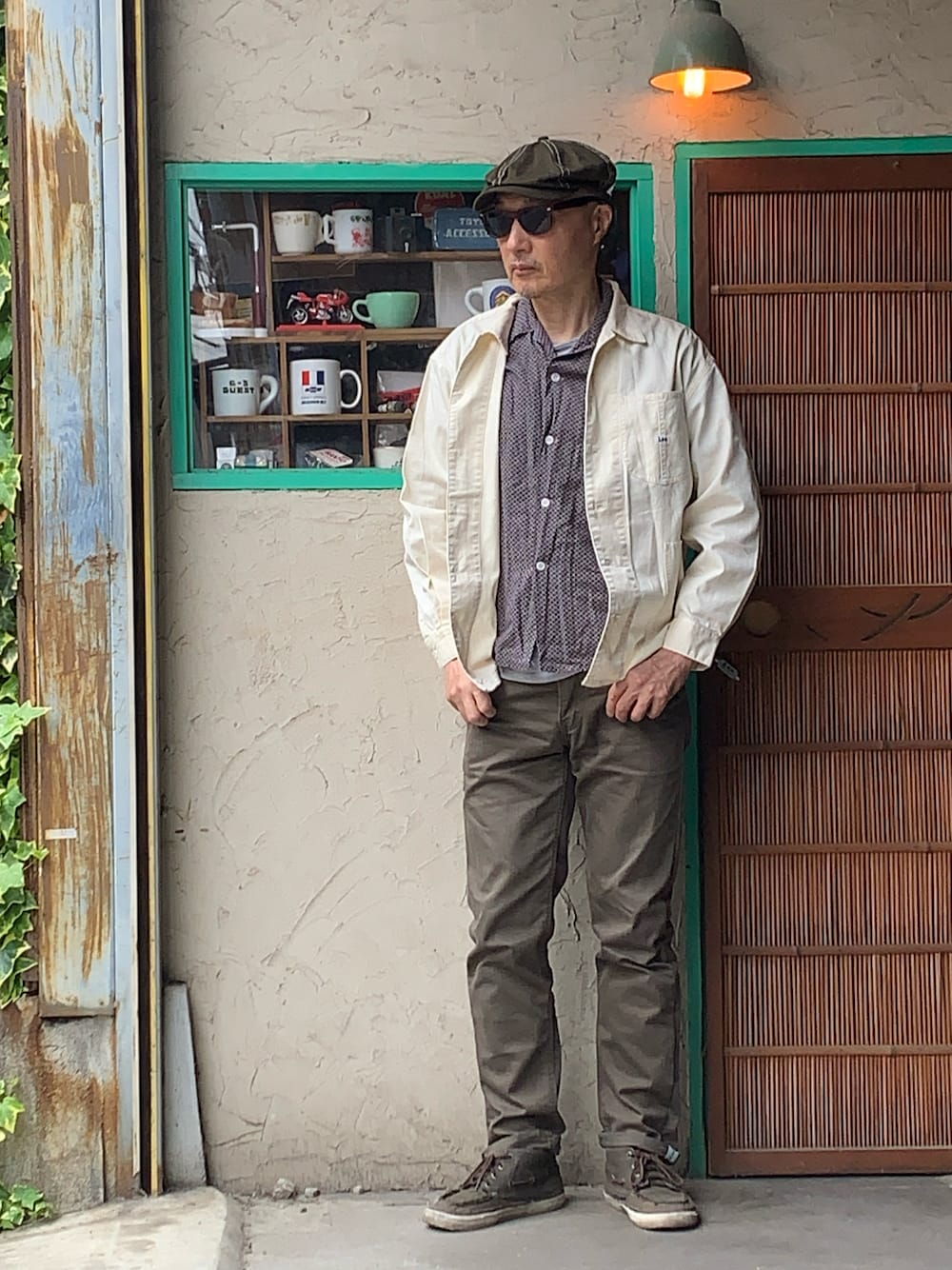 「メンズコーデ、スニーカー、カジュアルコーデ、シンプルコーデ、アメカジ、オープンカラーシャツ、Levi's、カバーオール、OD色、ワークスタイル」｜「CULTURE MARTのアイテム（キャスケット、グリーン系）」を使った、Zatusyusha  Naniwaさん（メンズ・176cm）の春コーディネートの1枚目の写真