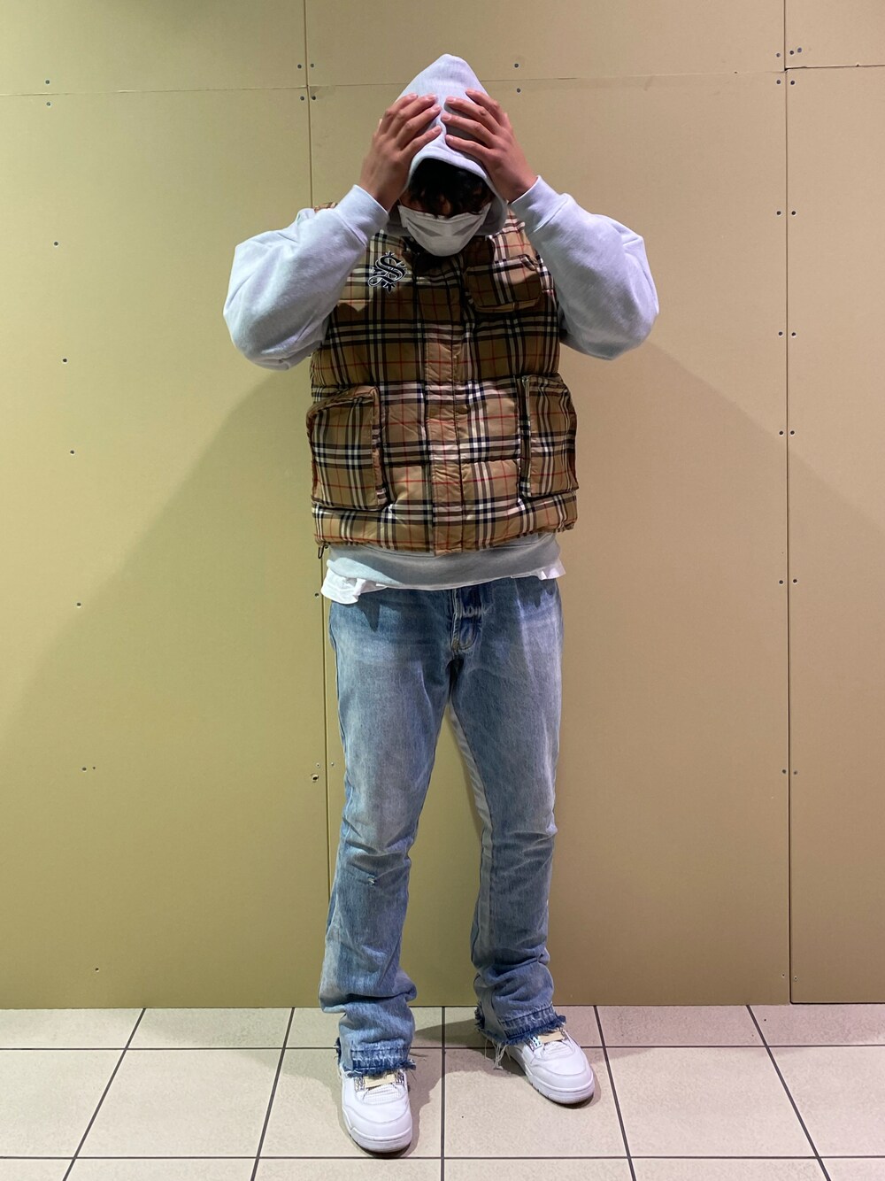 「冬のコーデ、大人コーデ、いいね、save、フォローお願いします🤑、休日スタイル、デニムパンツ、ストリート、ストリートコーデ、インスタフォローしてね！、インスタやってます、インスタグラム、instagram、カジュアル、instagramフォローお願いします」｜「Jordanのアイテム（スニーカー、ホワイト系）」を使った、yumaさん（メンズ・183cm）の冬コーディネートの1枚目の写真