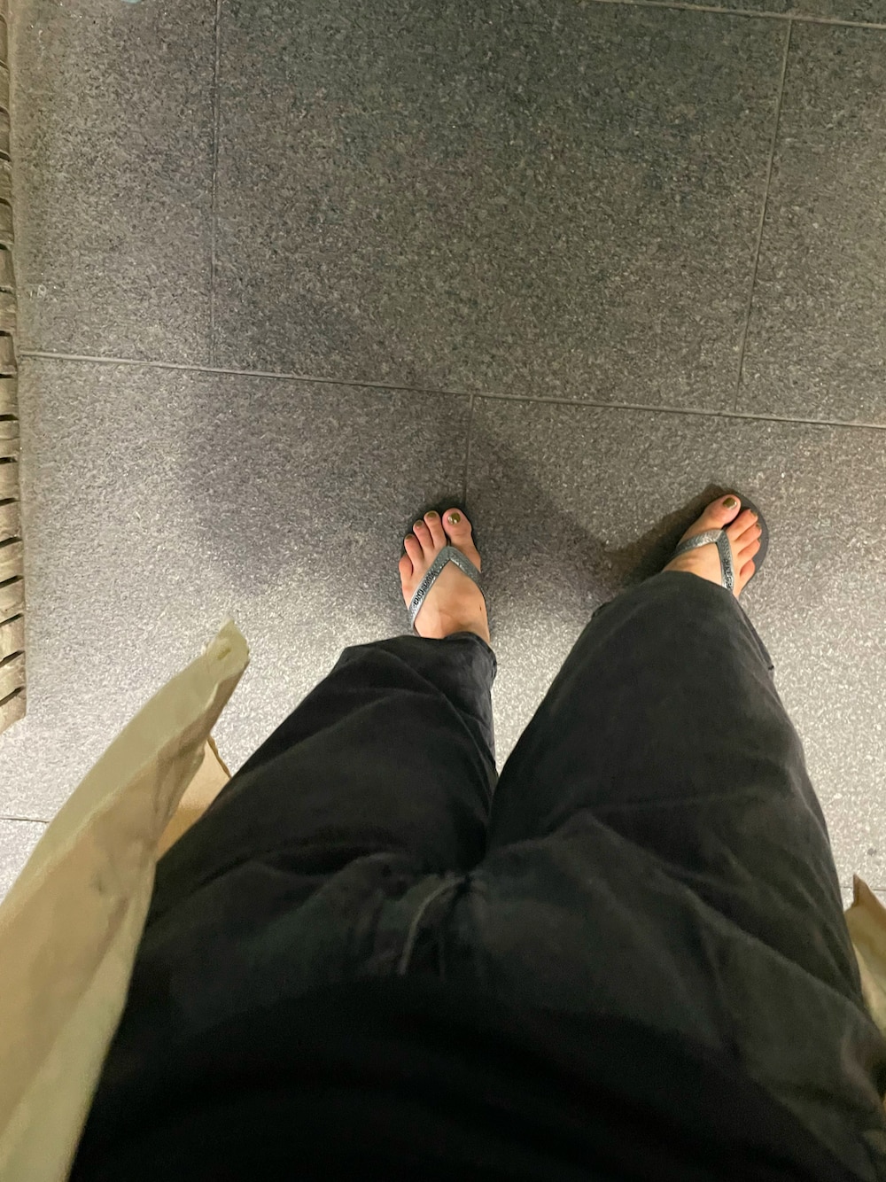 「夏、サルエル、デニム、ビーチサンダル、プチプラ、シンプル、カジュアル」｜「havaianasのアイテム（ビーチサンダル、シルバー系）」を使った、chia0310さん（レディース・156cm）の夏コーディネートの1枚目の写真