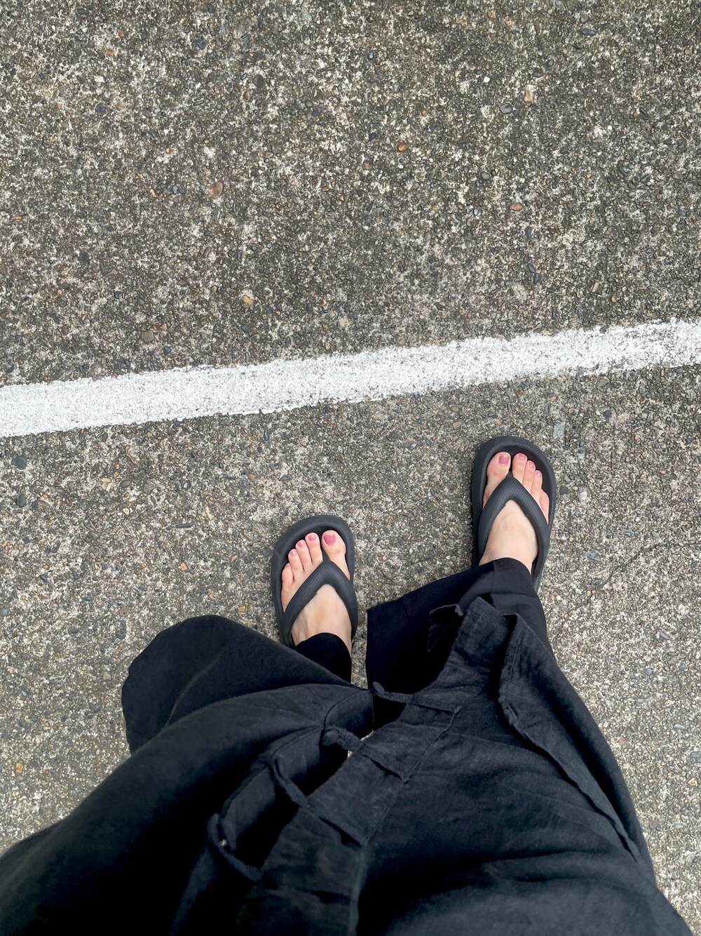 ブラック系のシャツワンピースを着用したレディースの夏コーディネートの1枚目の写真