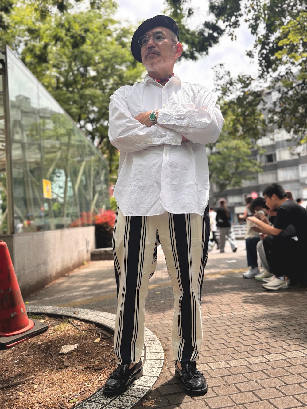 「ロンパリ、フレンチ、フランス、ロンドン、白シャツ、ストライプ、ストライプパンツ、ベレー帽、タッセルローファー、Loake」｜「OLIVER PEOPLESのアイテム（メガネ、ゴールド系）」を使った、Little Fatsさん（メンズ・165cm）の春コーディネートの1枚目の写真