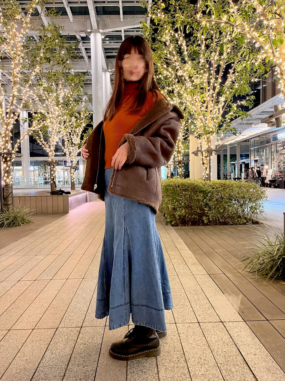 「オトナカジュアル、秋冬コーデ、スカートスタイル、ニット、マーメイドスカート、大人カジュアル、タートルネック、カラーニット、カジュアルガーリー、デニム、オレンジ、Dr.Martens、Lily Brown、unitedarrows、AliExpress」｜「BEAUTY&YOUTH UNITED ARROWSのアイテム（ムートンコート、ブラウン系）」を使った、はむさん（レディース・165cm）の冬コーディネートの1枚目の写真