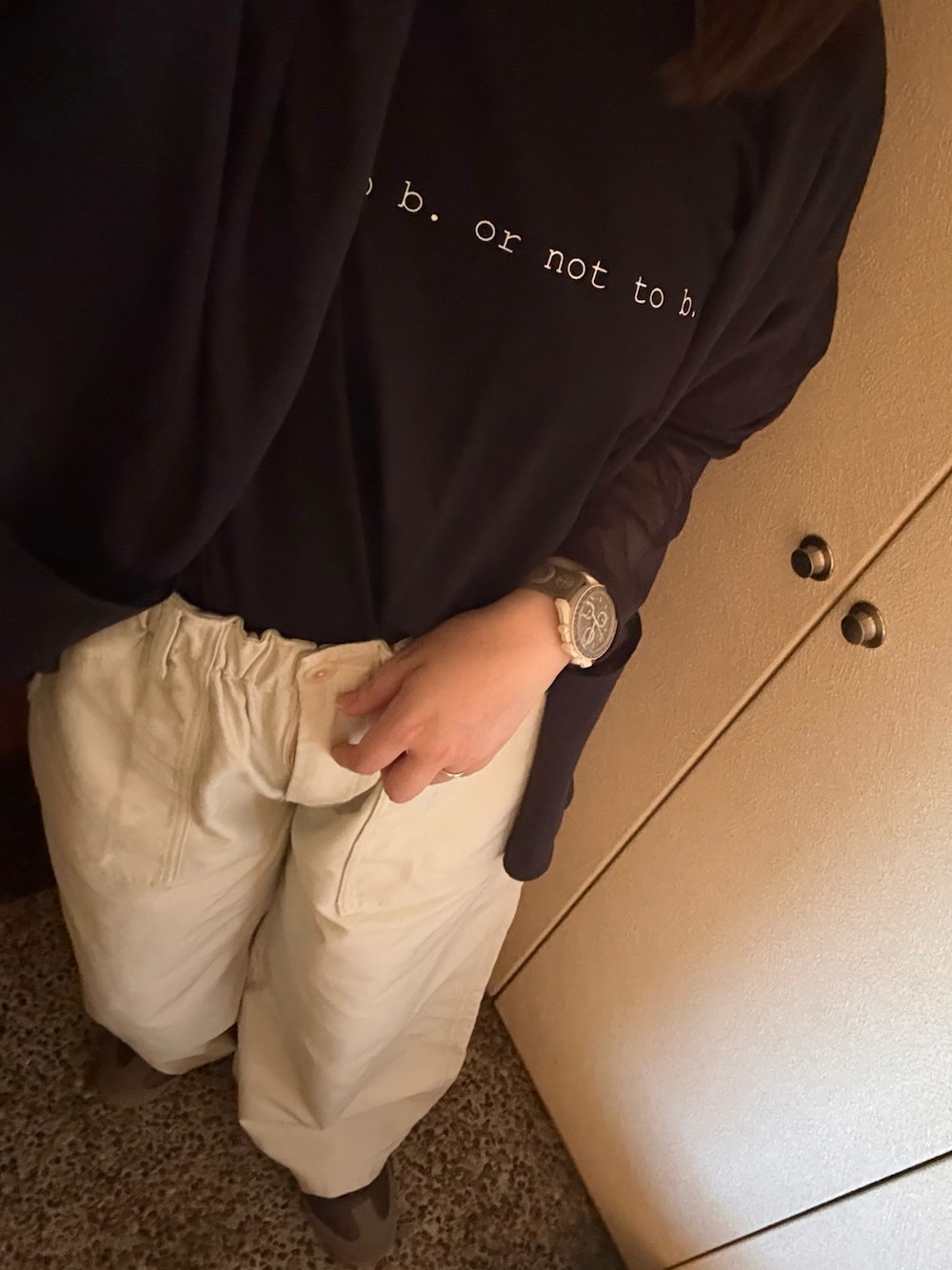 ブラック系のTシャツ/カットソー、グレー系のカーディガン/ボレロ、ホワイト系のその他パンツを着用したレディースの春コーディネートの1枚目の写真