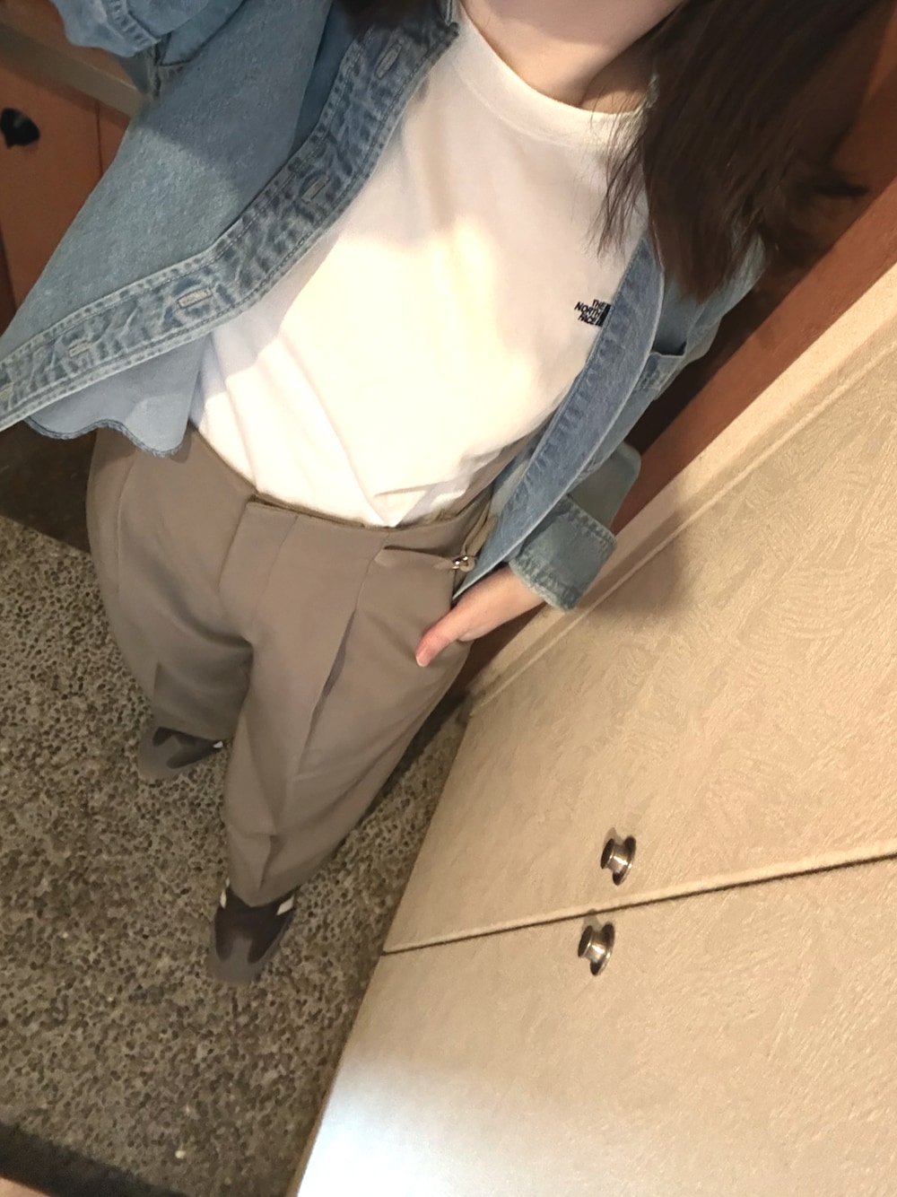 ホワイト系のTシャツ/カットソー、ブラウン系のスニーカー、ブルー系のシャツ/ブラウスを着用したレディースの秋コーディネートの1枚目の写真