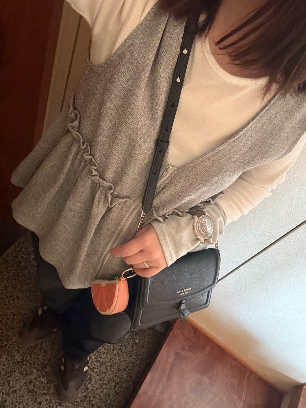 ホワイト系のTシャツ/カットソー、グレー系のベスト、ブラック系のデニムパンツを着用したレディースの春コーディネートの1枚目の写真
