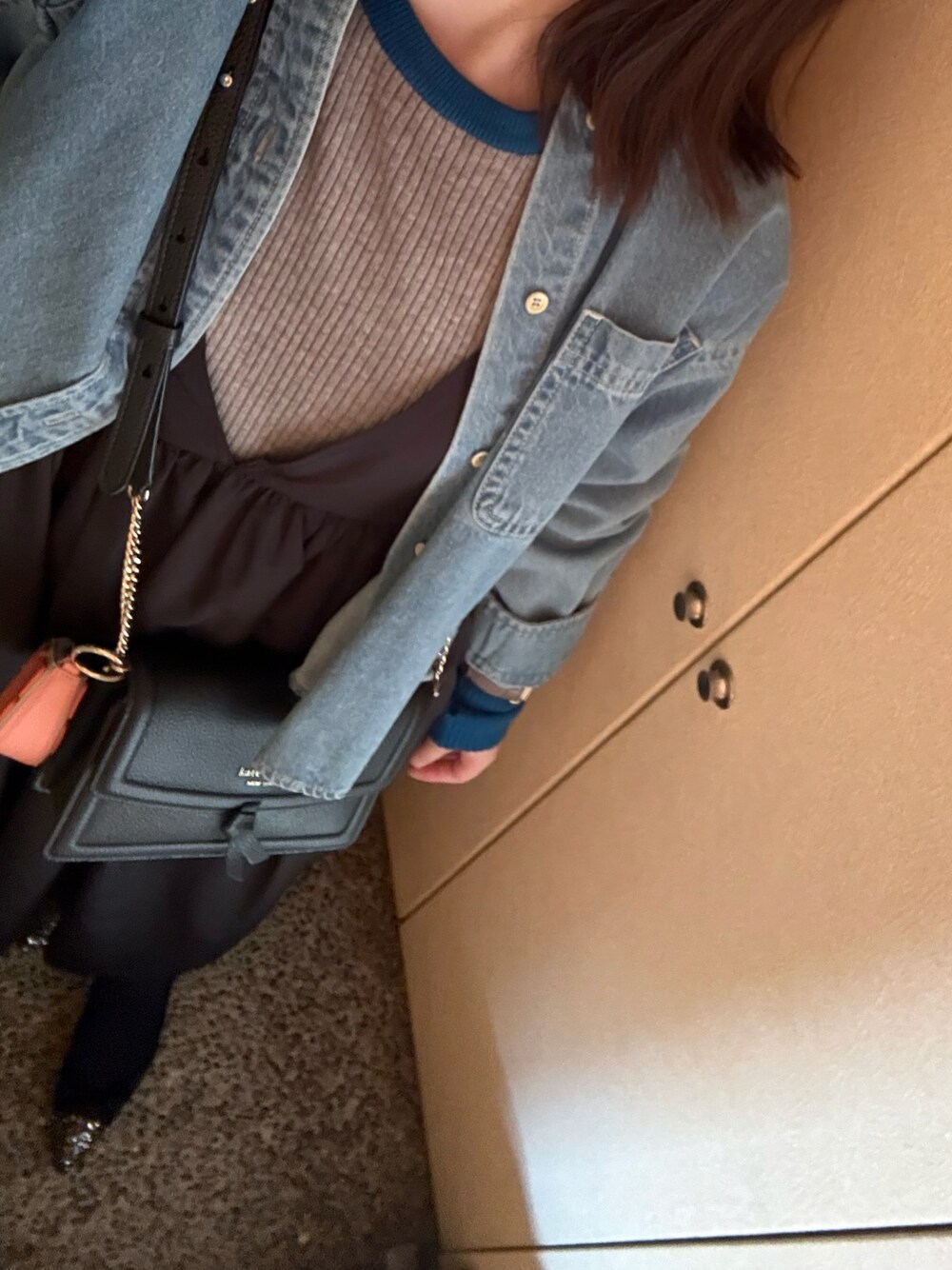 ブルー系のシャツ/ブラウス、グレー系のニット/セーター、ブラック系のワンピースを着用したレディースの冬コーディネートの1枚目の写真