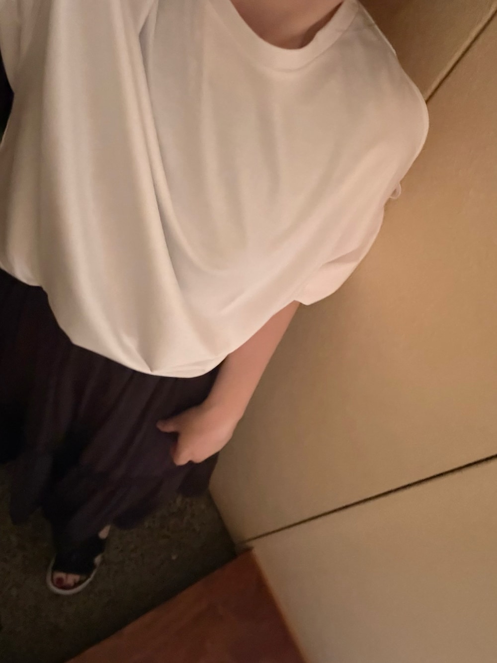ホワイト系のTシャツ/カットソー、ブラック系のスカート、ホワイト系のサンダルを着用したレディースの夏コーディネートの1枚目の写真