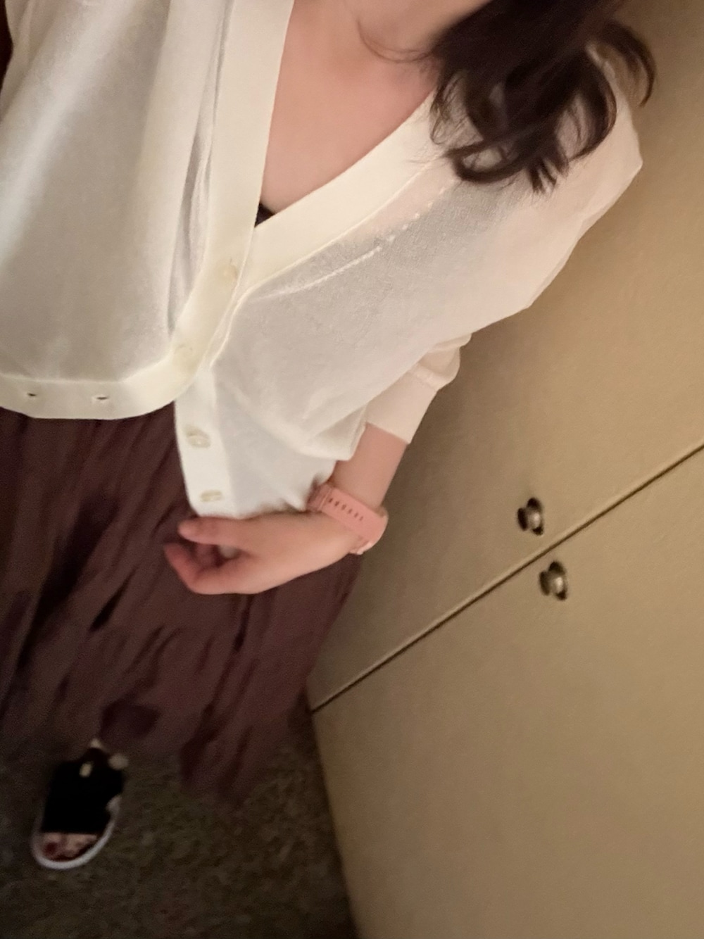 ホワイト系のカーディガン/ボレロ、ブラウン系のワンピース、ホワイト系のサンダルを着用したレディースの夏コーディネートの1枚目の写真