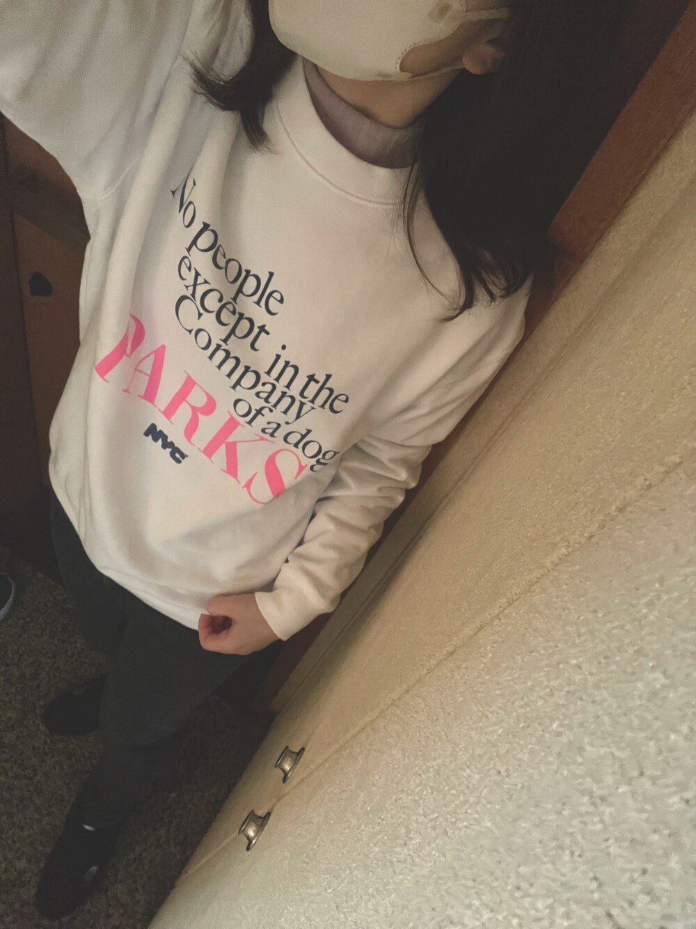 ホワイト系のスウェット、グレー系のデニムパンツ、グレー系のブーツを着用したレディースの冬コーディネートの1枚目の写真