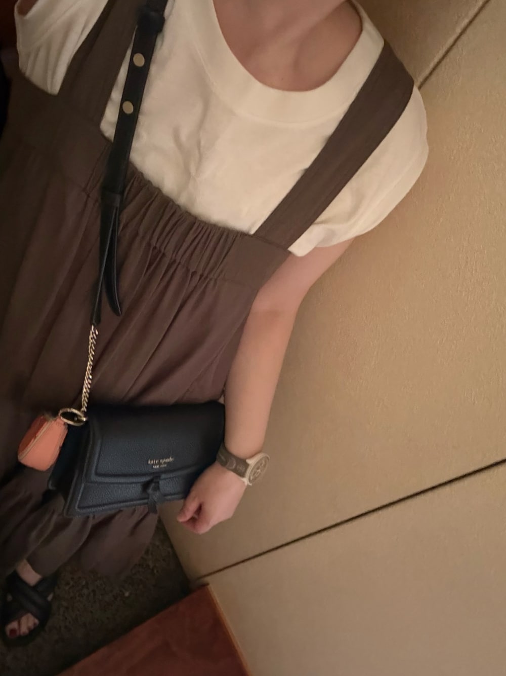 ホワイト系のTシャツ/カットソー、ブラウン系のワンピース、ブラック系のショルダーバッグを着用したレディースの夏コーディネートの1枚目の写真