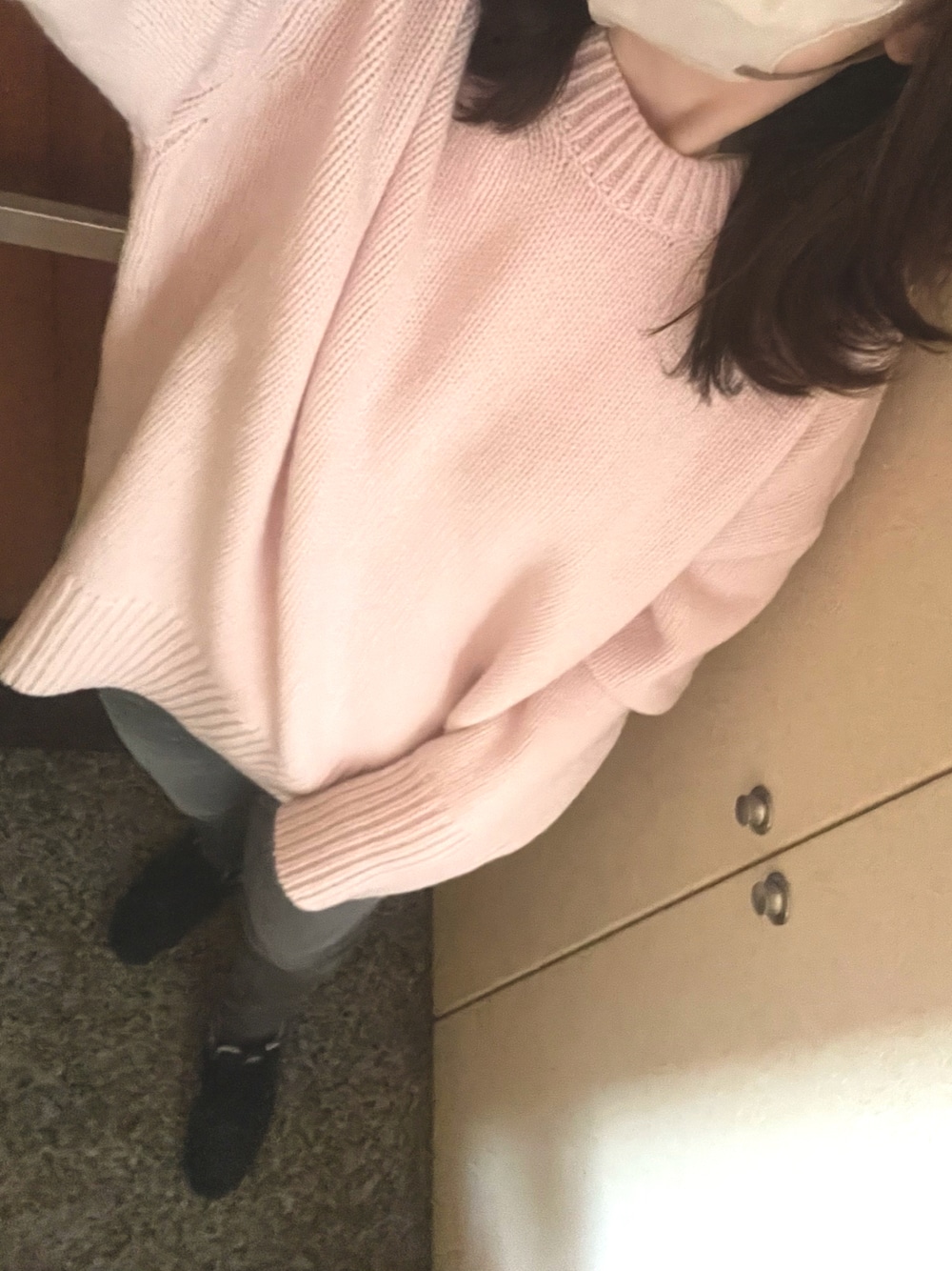 ピンク系のニット/セーター、グレー系のデニムパンツ、ブラック系のブルゾンを着用したレディースの秋コーディネートの1枚目の写真