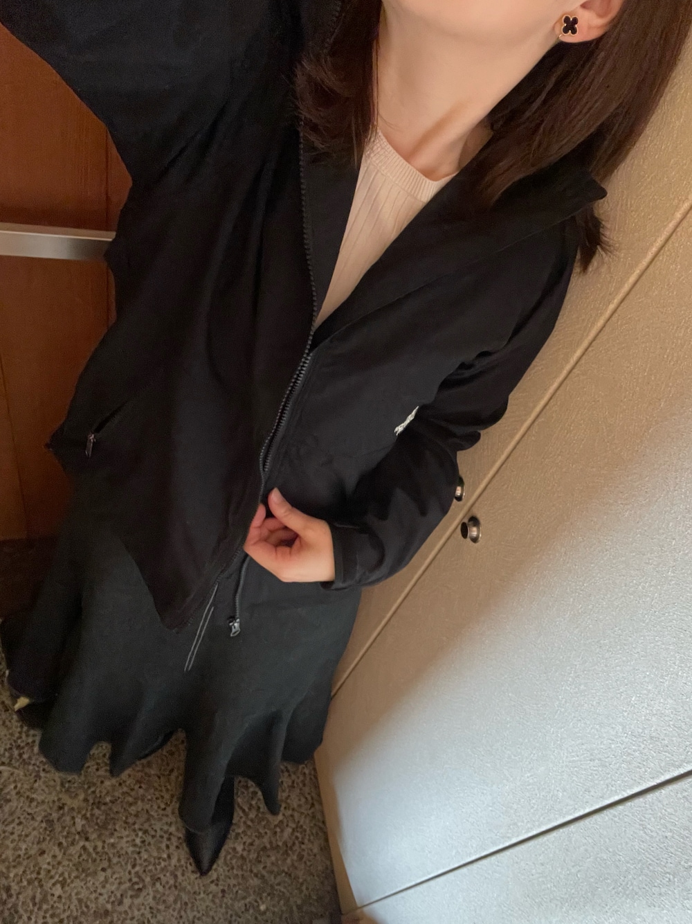 ブラック系のブルゾン、ホワイト系のニット/セーター、その他のブーティを着用したレディースの秋コーディネートの1枚目の写真