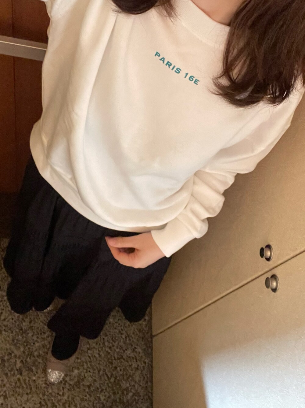 ホワイト系のスウェット、ブラック系のスカート、グレー系のバレエシューズを着用したレディースの秋コーディネートの1枚目の写真