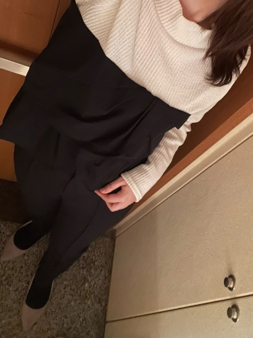 ブラック系のその他パンツ、ベージュ系のパンプス、ベージュ系のその他アンダーウェア/インナーを着用したレディースの秋コーディネートの1枚目の写真