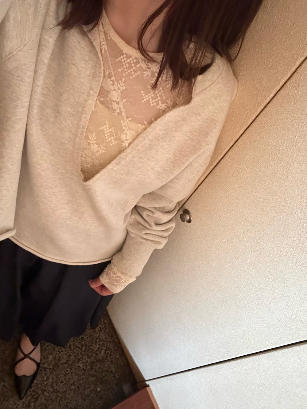 ホワイト系のTシャツ/カットソー、ホワイト系のスウェット、ブラック系のその他シューズを着用したレディースの春コーディネートの1枚目の写真