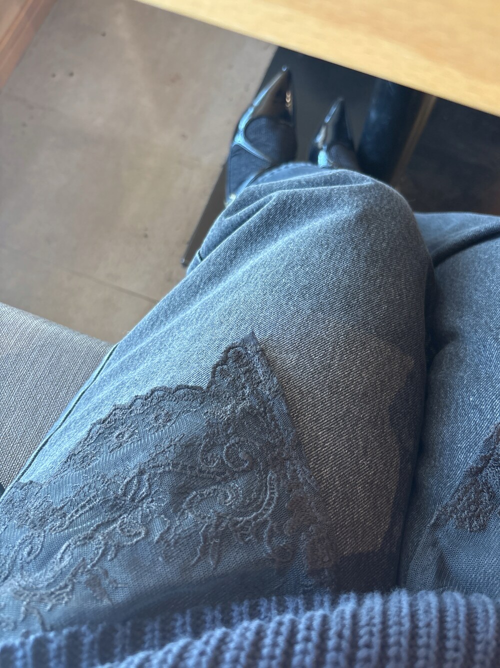 ブラック系のデニムパンツ、ブルー系のニット/セーター、ブラック系のシャツ/ブラウスを着用したレディースの春コーディネートの1枚目の写真
