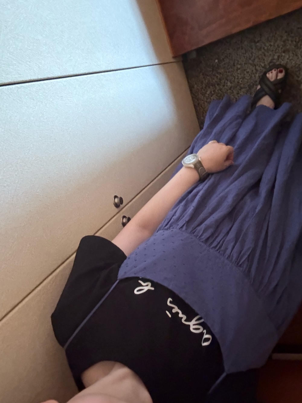 ブラック系のTシャツ/カットソー、ブルー系のワンピース、ブラウン系のサンダルを着用したレディースの夏コーディネートの1枚目の写真