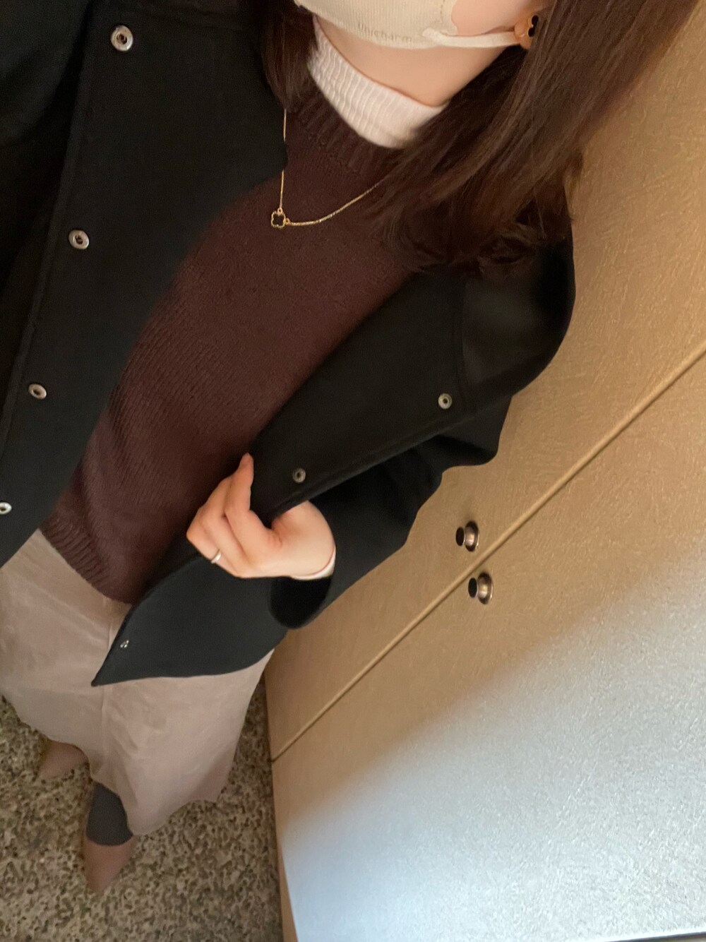 ブラック系のその他アウター、ベージュ系のパンプス、ブラック系のネックレスを着用したレディースの冬コーディネートの1枚目の写真
