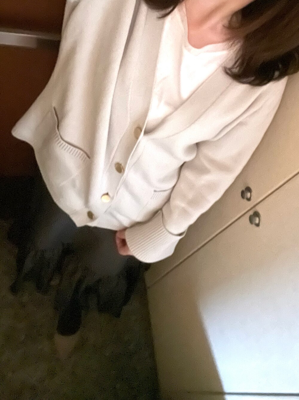 ホワイト系のカーディガン/ボレロ、ホワイト系のTシャツ/カットソーを着用したレディースの秋コーディネートの1枚目の写真