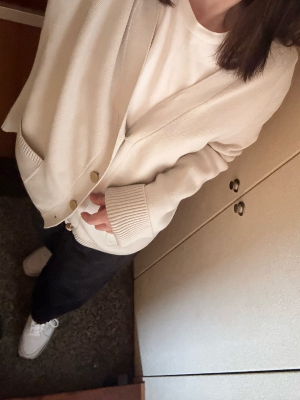ホワイト系のTシャツ/カットソー、ホワイト系のカーディガン/ボレロ、ブラック系のその他パンツを着用したレディースの春コーディネートの1枚目の写真