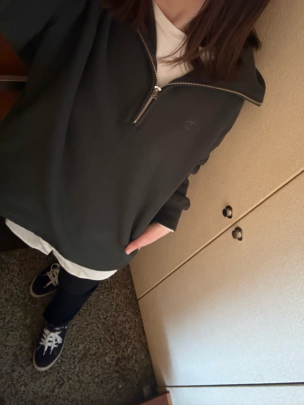 ホワイト系のTシャツ/カットソー、グレー系のスウェット、ブラック系のその他パンツを着用したレディースの春コーディネートの1枚目の写真