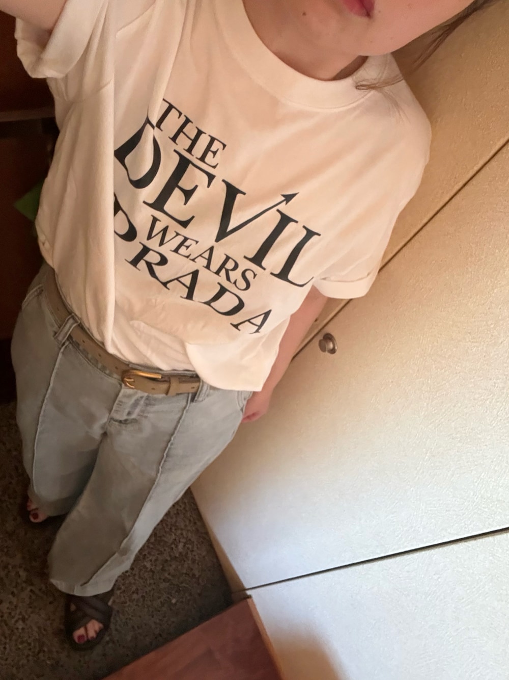 ホワイト系のTシャツ/カットソー、ブルー系のデニムパンツ、ブラウン系のサンダルを着用したレディースの夏コーディネートの1枚目の写真
