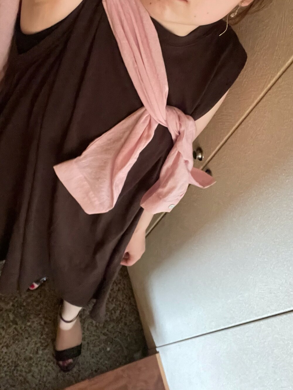 ブラック系のサンダルを着用したレディースの夏コーディネートの1枚目の写真