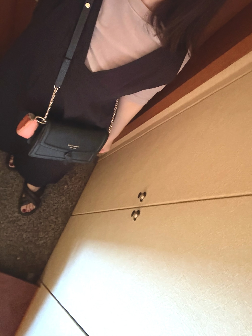 グレー系のTシャツ/カットソー、ブラック系のワンピース、ブラウン系のサンダルを着用したレディースの秋コーディネートの1枚目の写真