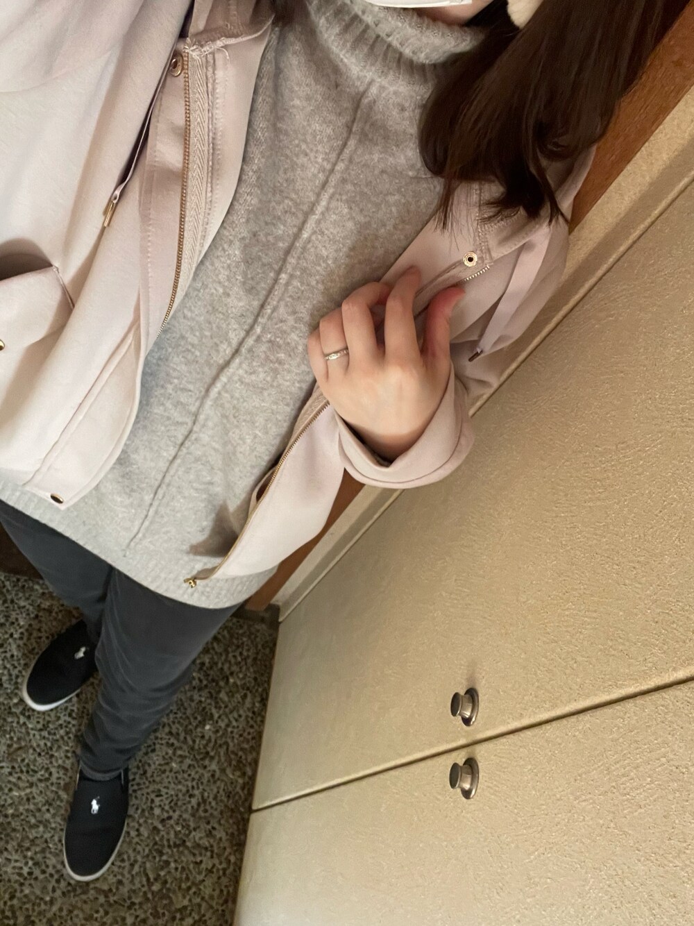 ピンク系のその他アウター、グレー系のデニムパンツ、ベージュ系のイヤリングを着用したレディースの冬コーディネートの1枚目の写真