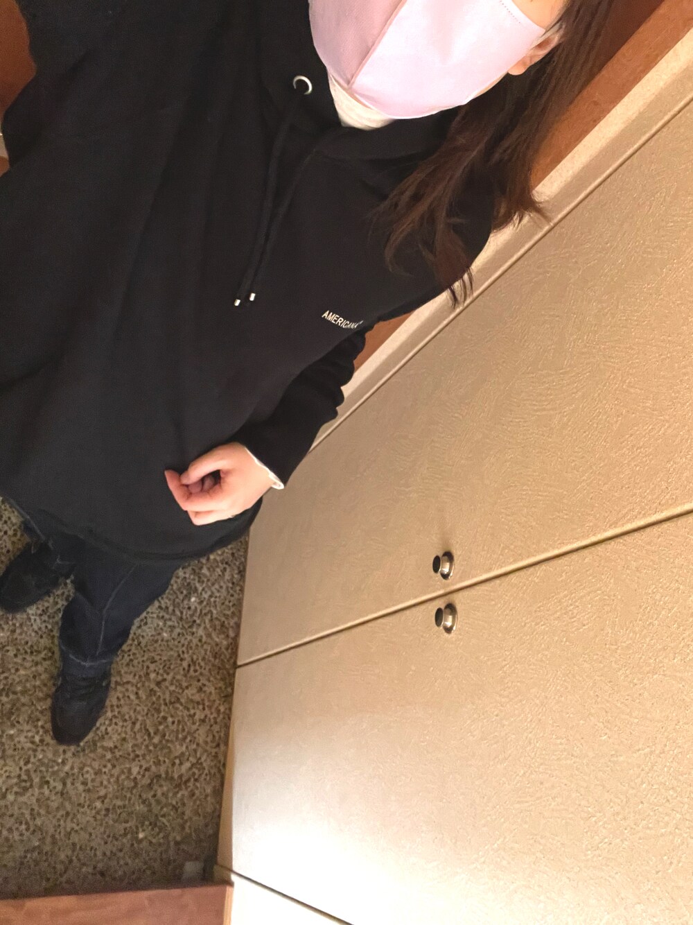 ブルー系のデニムパンツ、ホワイト系のTシャツ/カットソーを着用したレディースの春コーディネートの1枚目の写真