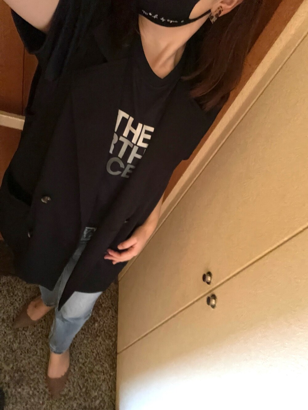 ブラック系のTシャツ/カットソー、ブルー系のデニムパンツ、ベージュ系のパンプスを着用したレディースの秋コーディネートの1枚目の写真