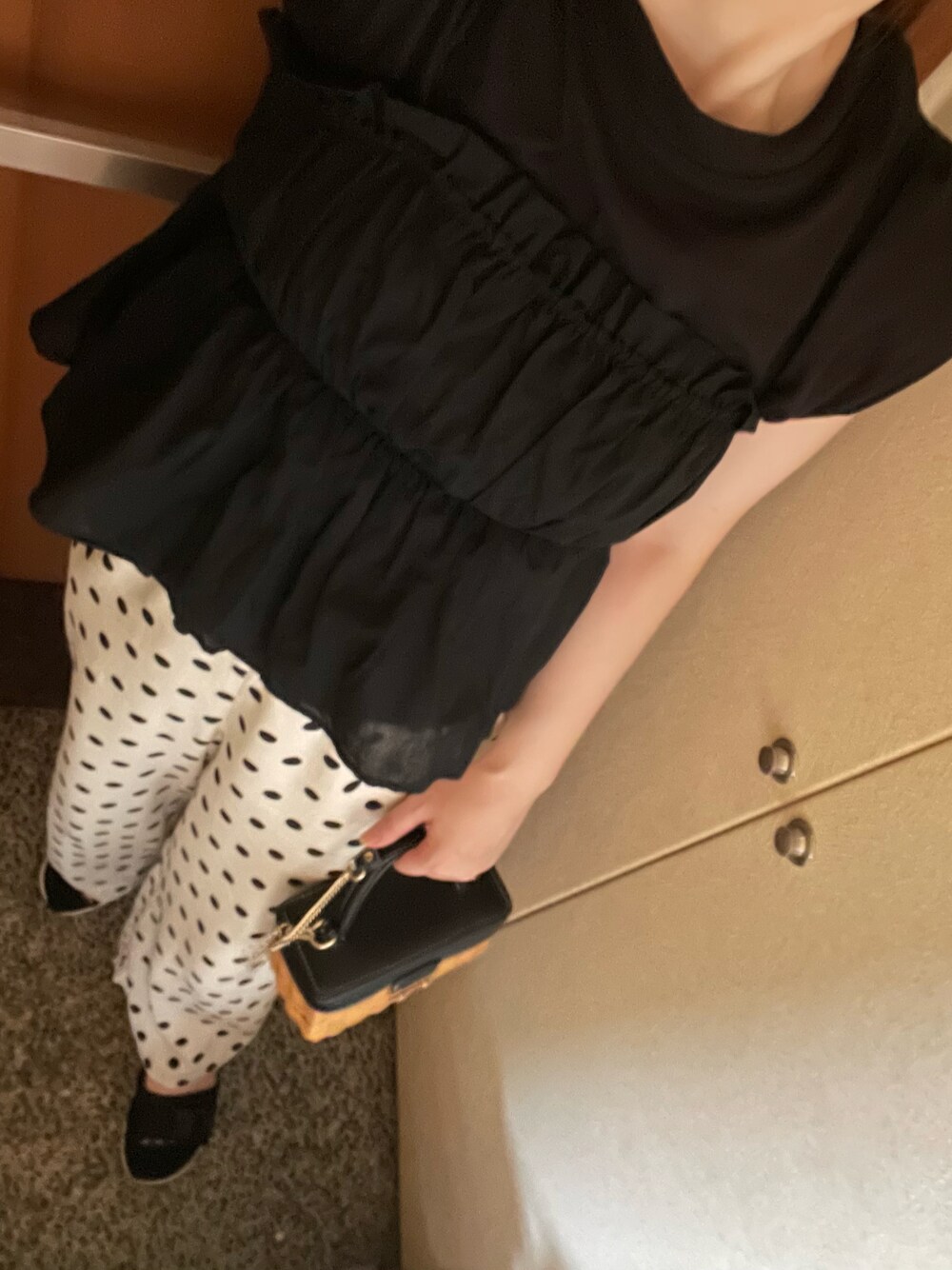 ブラック系のサンダル、ブラック系のTシャツ/カットソー、ブラック系のかごバッグを着用したレディースの夏コーディネートの1枚目の写真