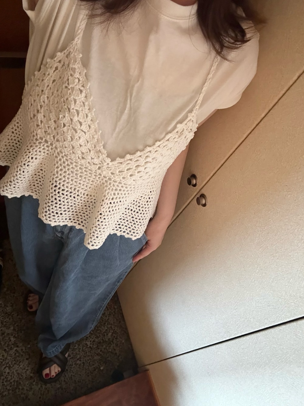 ホワイト系のTシャツ/カットソー、ホワイト系のキャミソール、ブラウン系のサンダルを着用したレディースの夏コーディネートの1枚目の写真