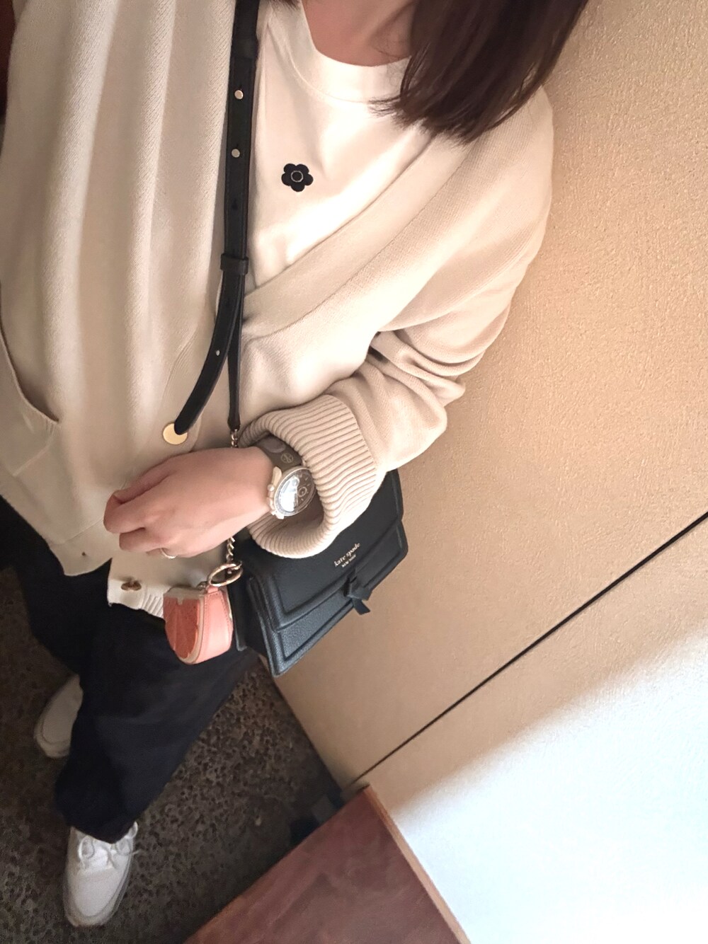 ホワイト系のスニーカー、ブラック系のその他パンツ、ホワイト系のTシャツ/カットソーを着用したレディースの春コーディネートの1枚目の写真
