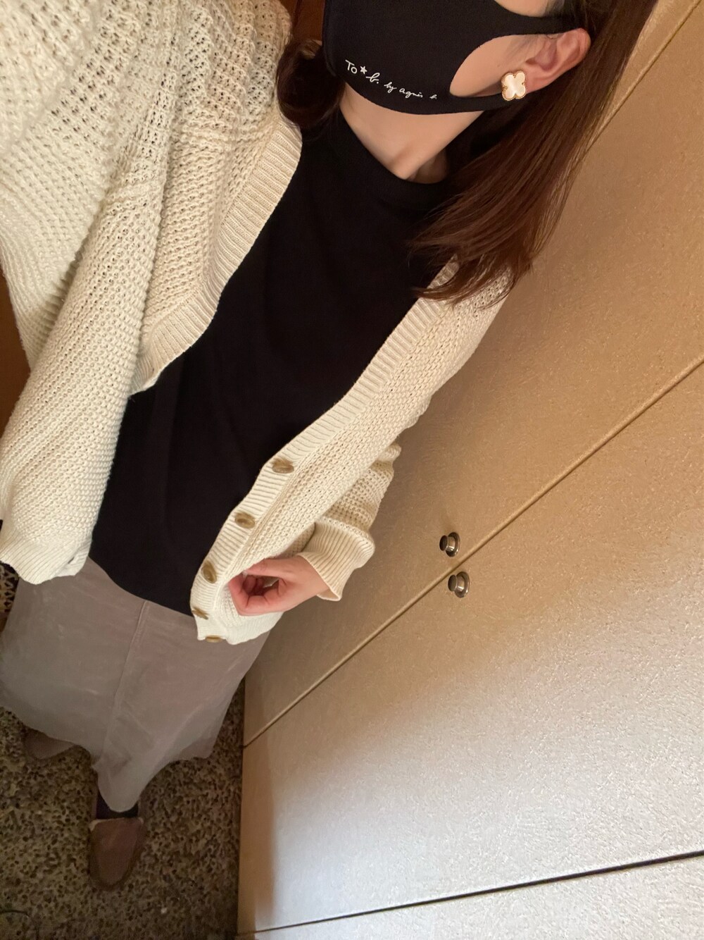 ホワイト系のイヤリング、ブラック系のマスクを着用したレディースの秋コーディネートの1枚目の写真