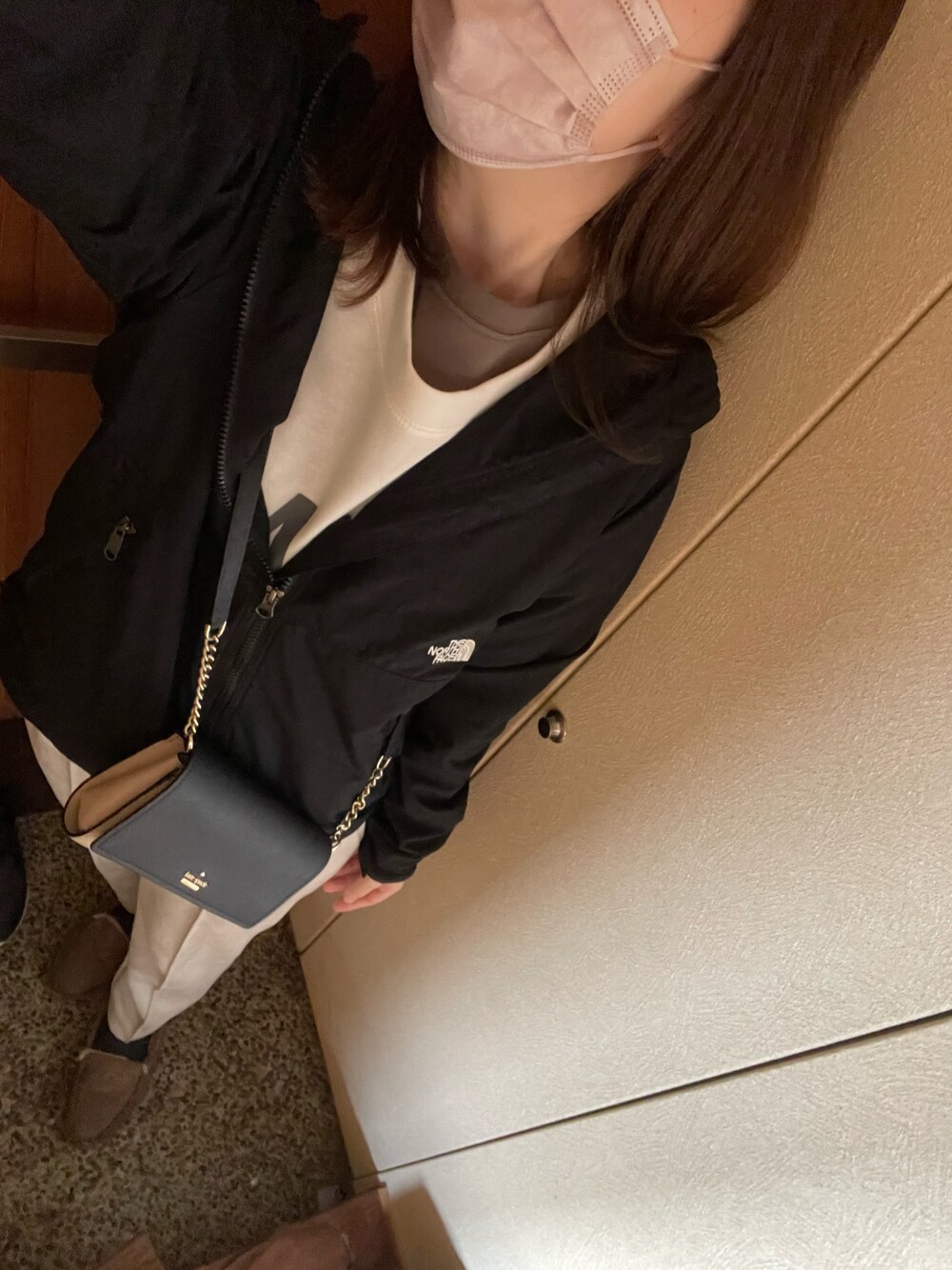 ブラウン系のモカシン/デッキシューズ、ブラック系のブルゾン、その他のショルダーバッグを着用したレディースの秋コーディネートの1枚目の写真