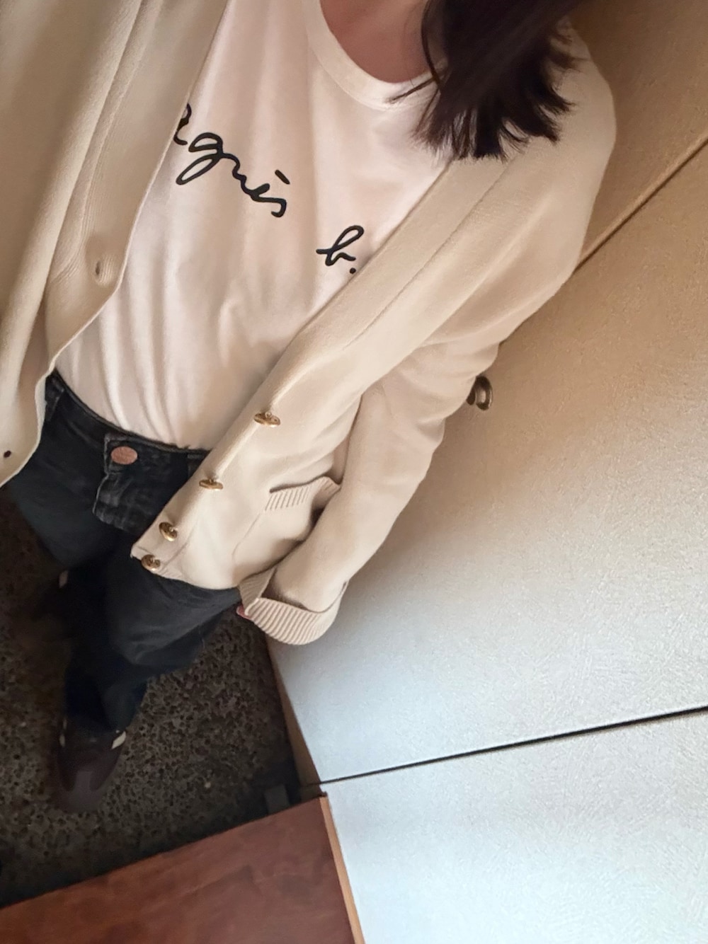 ホワイト系のTシャツ/カットソー、ホワイト系のカーディガン/ボレロ、ブラック系のデニムパンツを着用したレディースの春コーディネートの1枚目の写真