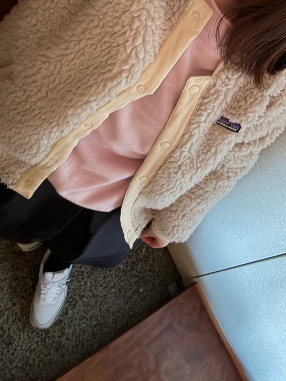 ベージュ系のブルゾン、ブラック系のTシャツ/カットソー、ホワイト系のスニーカーを着用したレディースの冬コーディネートの1枚目の写真