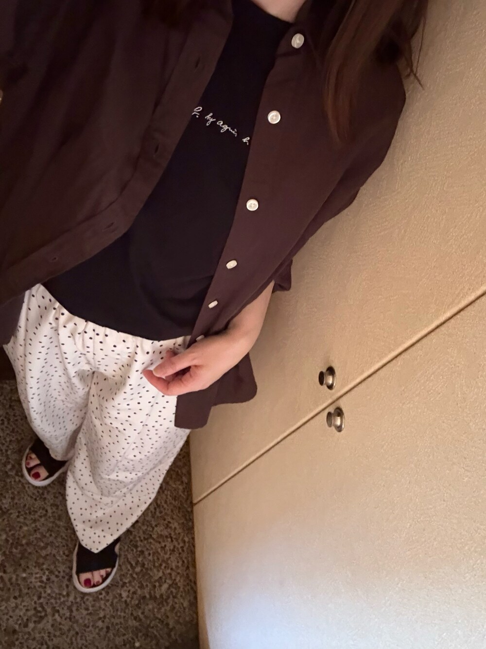 ブラウン系のシャツ/ブラウス、その他のスラックス、ホワイト系のサンダルを着用したレディースの夏コーディネートの1枚目の写真