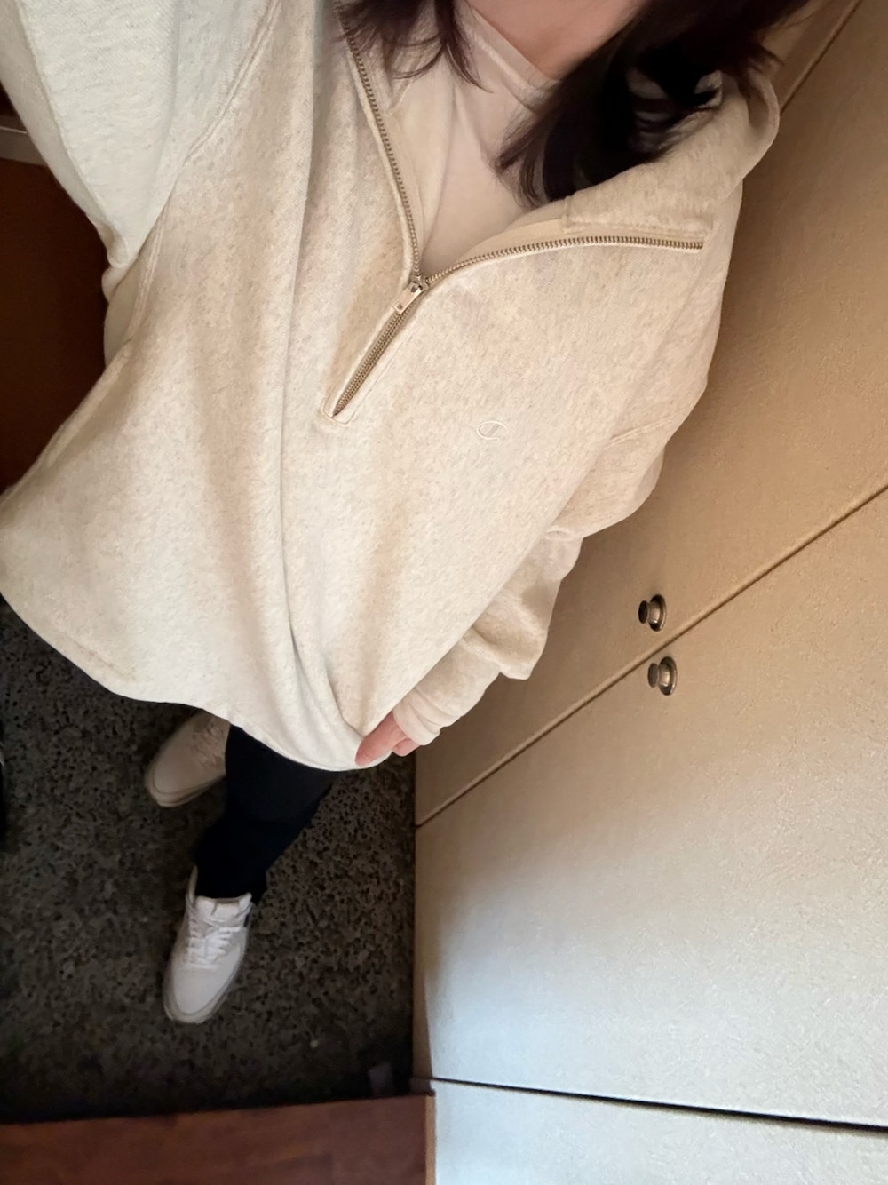 ホワイト系のスニーカー、ホワイト系のスウェット、ホワイト系のTシャツ/カットソーを着用したレディースの秋コーディネートの1枚目の写真