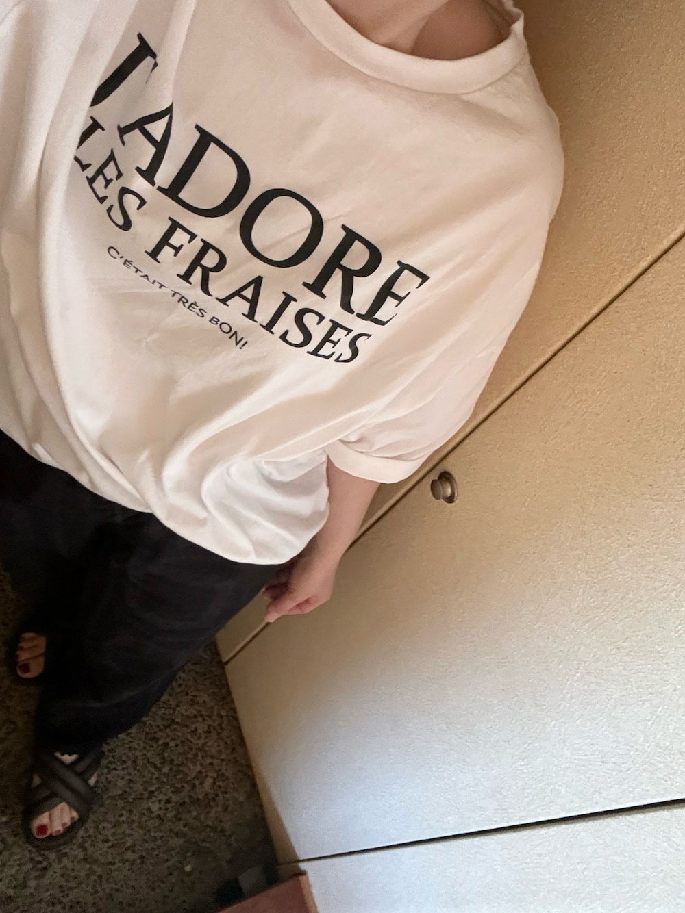 ホワイト系のTシャツ/カットソー、ブラック系のその他パンツ、ブラウン系のサンダルを着用したレディースの春コーディネートの1枚目の写真