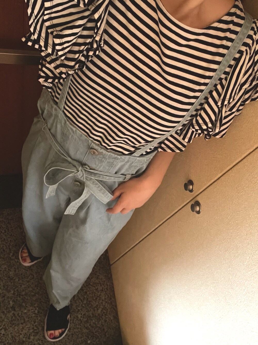 ホワイト系のサンダル、ホワイト系のTシャツ/カットソーを着用したレディースの夏コーディネートの1枚目の写真