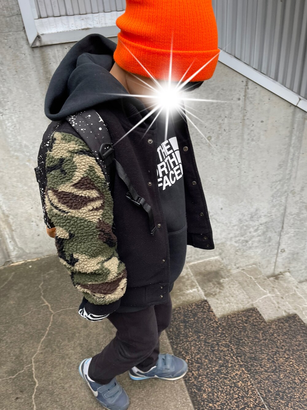「スニーカー、NIKE、ブラック、ニット帽、パーカー、ブラックコーデ、ケーブルニット、THE NORTH FACE、低身長、秋冬コーデ、オレンジニット」｜「UNIQLOのアイテム（パンツ、ブラック系）」を使った、mamiiruuuuuuu◡̈♥さん（レディース・158cm）の秋コーディネートの1枚目の写真