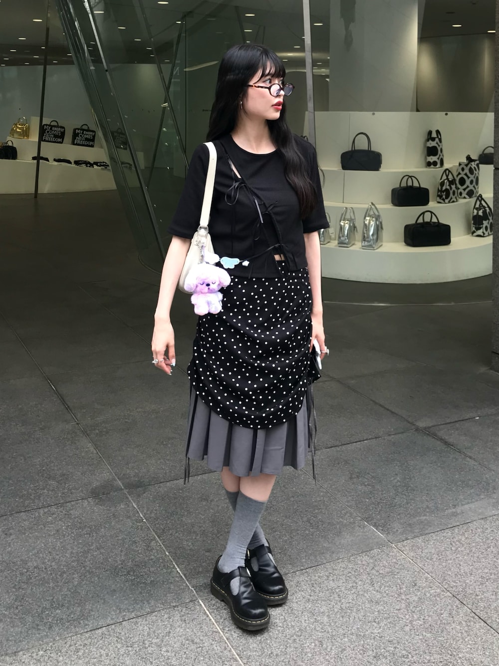 「レイヤードスタイル、モノトーン、メガネ女子、サングラス、スカート、デートコーデ、黒Tシャツ」｜「idemのdrawstring check pleats skirt / サイドドロストチェックスカート（スカート、ブラック系）」を使った、miyuさん（レディース・158cm）の夏コーディネートの1枚目の写真