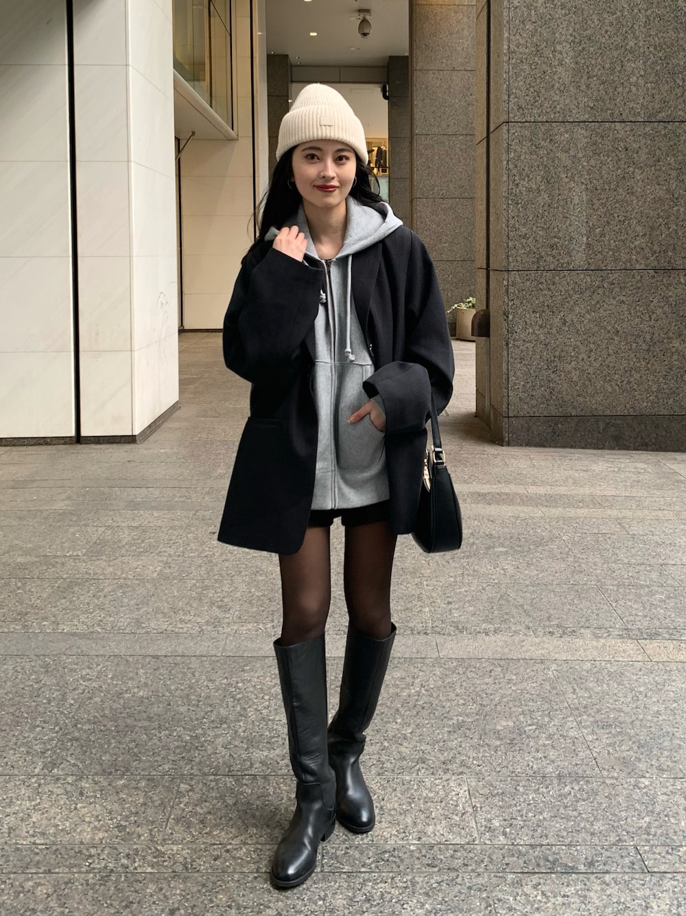 「今日のコスメと服、きれいめカジュアル、休日コーデ、お出かけコーデ、ニット帽、ジャケット、冬コーデ、ブーツ、スウェット、カジュアルコーデ、大人女子、ロングブーツ、GU、レイヤードスタイル、パーカー」｜「Acne Studiosのアイテム（ニットキャップ/ビーニー、ホワイト系）」を使った、miyuさん（レディース・158cm）の冬コーディネートの1枚目の写真