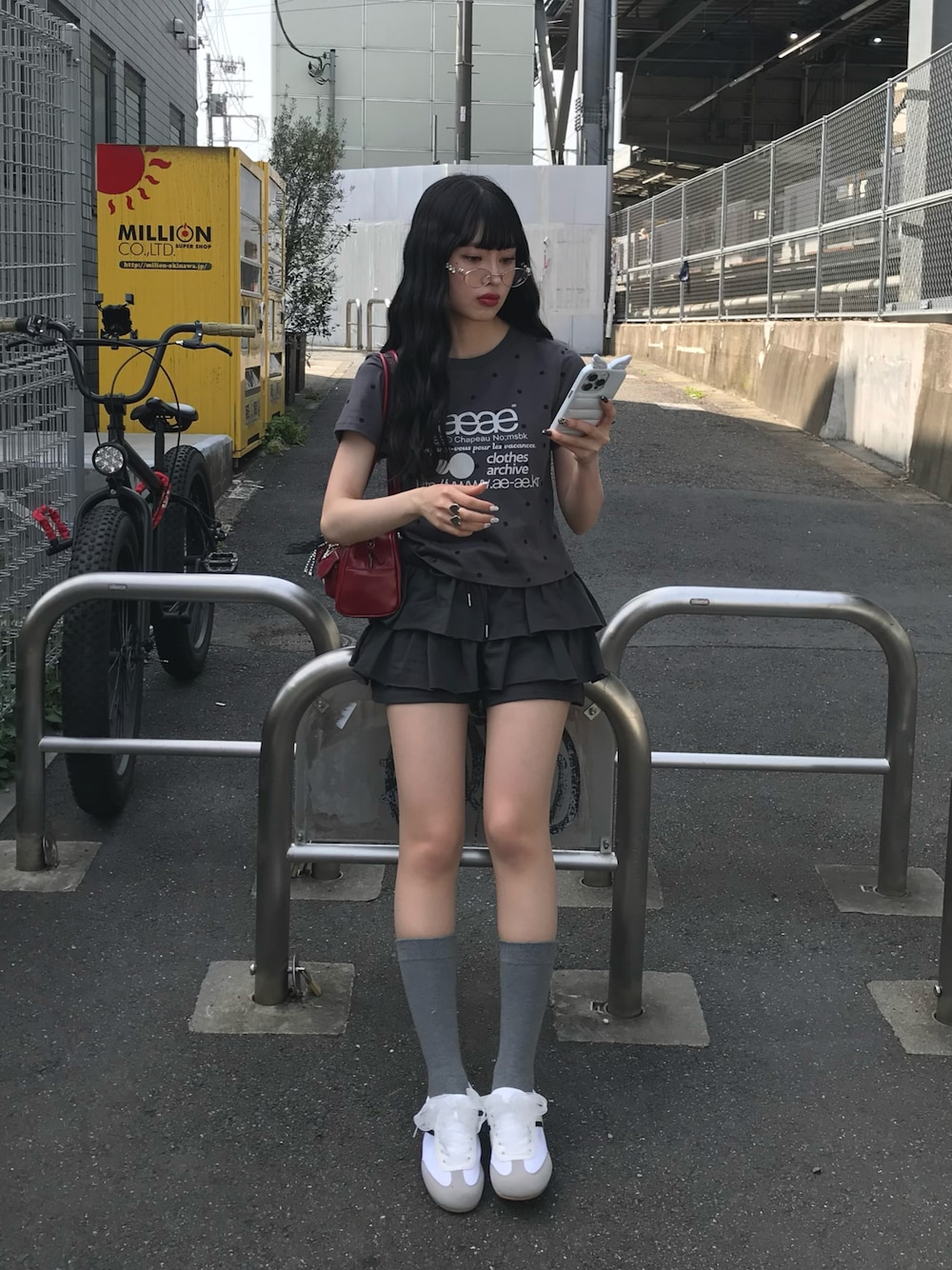 「韓国ファッション、スニーカーコーデ、ショートパンツ、ミニバッグ、ミニスカート、今日のコーデ、ブラックコーデ、モノトーンコーデ、黒Tシャツ、デートコーデ、メガネ女子、スニーカー、Tシャツ、フェススタイル、アウトドアスタイル」｜「aeaeのWEB LOGO CROP T-SHIRTS（Tシャツ/カットソー、ブラック系）」を使った、miyuさん（レディース・158cm）の春コーディネートの1枚目の写真