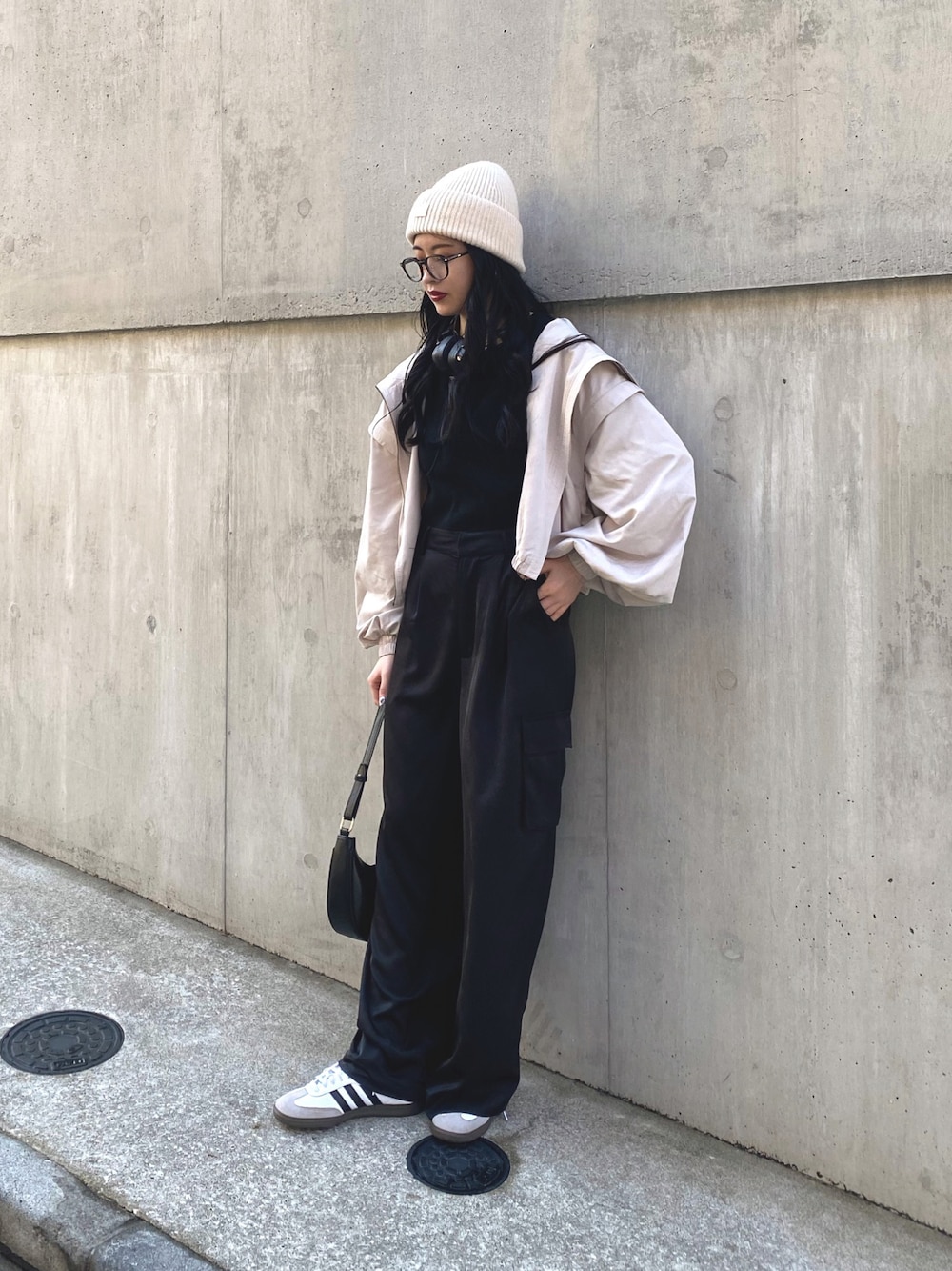 「似合うラボに行こう、春コーデ、春アウター、春色、スニーカー、ストリート、メガネ女子、カーゴパンツ、モノトーン、カラーパンツ、スポーツミックス、休日スタイル、お出かけコーデ、シンフルコーデ、ニット帽」｜「Acne Studiosのアイテム（ニットキャップ/ビーニー、ホワイト系）」を使った、miyuさん（レディース・158cm）の冬コーディネートの1枚目の写真