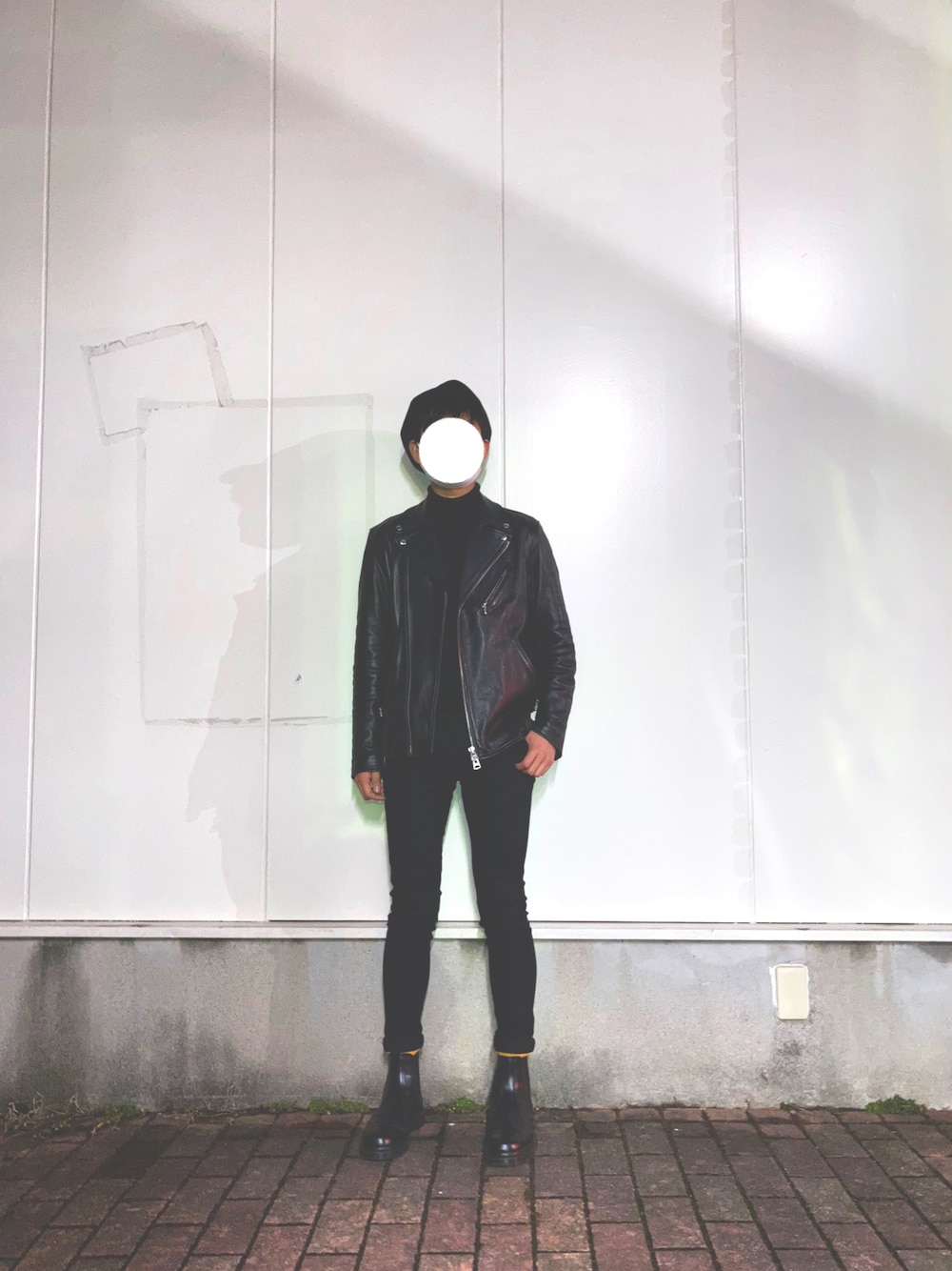 「ダブルライダース、ライダース、オールブラック、タートルネック、ニット、黒スキニー、ロールアップ、ドクターマーチン、Dr.Martens、チェルシーブーツ、サイドゴアブーツ、キャスケット、マスタード、靴下チラ見せ、ブーツ」｜「EDWINのジャージーズ スキニー【スタンダードモデル】（デニムパンツ、ブラック系）」を使った、あきさん（メンズ・170cm）の冬コーディネートの1枚目の写真