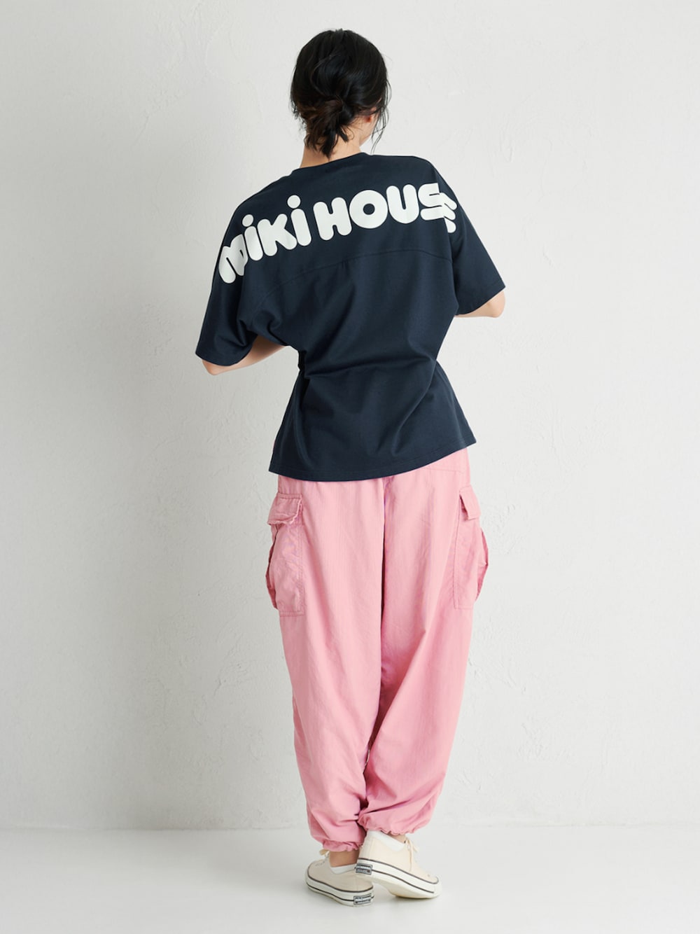 「キッズコーデ、ミキハウス、オトナ女子、リンクコーデ、親子ペアＴシャツ、パパママキッズ、ロゴTシャツ、半袖シャツ、カジュアルコーデ、カラバリ豊富、お揃いコーデ、バックロゴ、WEB限定、WEB LIMITED ITEM、ﾐｷﾊｳｽｺ-ﾃﾞ」｜「MIKI HOUSEの【WEB限定】バックロゴ半袖Ｔシャツ（大人用）（Tシャツ/カットソー、ブルー系）」を使った、ミキハウス担当者さん（レディース・170cm）の夏コーディネートの1枚目の写真